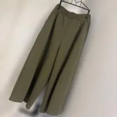 カーキ色 ワイドパンツ ガウチョパンツ　ゴムウエスト　エンボス加工