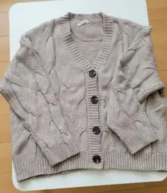 ケーブル編みカーディガン