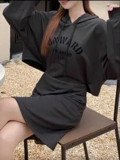 フード付きダークグレーミニワンピース