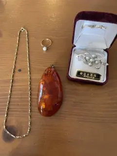 遺品整理品　ネックレス、特大琥珀ペンダントトップ、 シルバーブローチ、k18指輪 遺品整理品 ネックレス、特大琥珀ペンダントトップ、 シルバーブローチ
