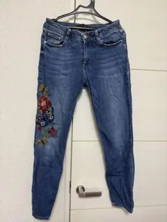 ZARA デニムパンツ 蝶々 花 刺繍のサムネイル