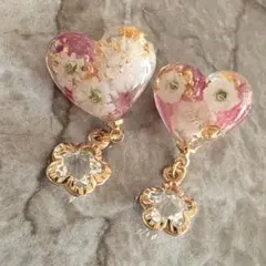 【ハンドメイド】ハート型ドライフラワーピアス