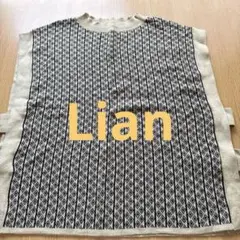 Lianベージュとブラックのニットベスト