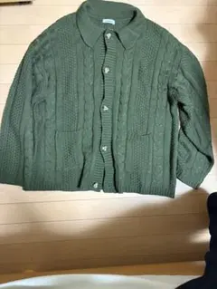 ケーブル編みのニットカーディガン