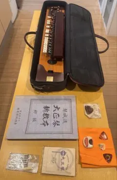 SUZUKI スズキ 大正琴紅葉もみじハードケー ス付き和楽器のサムネイル