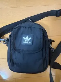adidas ブラック ショルダーバッグ