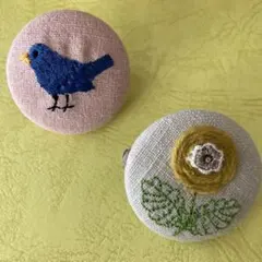 青い鳥と花の刺繍ブローチセット