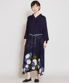 金彩 刺繍　冬牡丹　紺色　着物風　ワンピース　和の心　体型カバー　腰紐のサムネイル