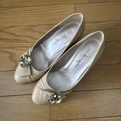 ビジュー付きベージュパンプス 6cmヒール