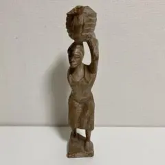 木製女性像彫刻 荷物を頭に載せたデザイン