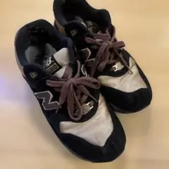New Balance 580 黒/ベージュ スニーカー