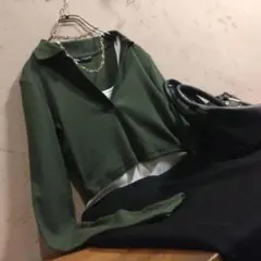 美品【ZARA】Vネック ニットポロ ショート丈 ダークグリーン 伸縮性あり