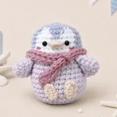 マフラーを巻いたころんと小さなペンギンのあみぐるみ　パープル