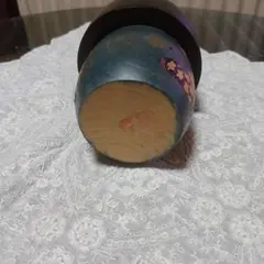 伝統的な日本のこけし 黒髪 花柄