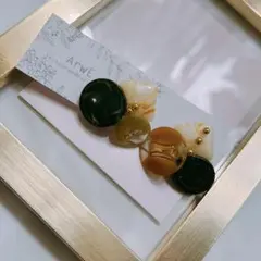 ボタンピアス　グリーン×ベージュ系