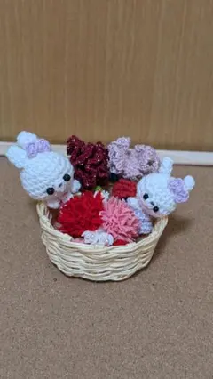 あみぐるみ うさぎとカーネーションの籠盛り合わせ