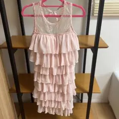 フリル付きピンクワンピース