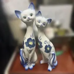 青白い花柄の猫の置物 2体セット - メルカリ