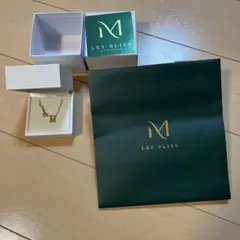 イニシャルM ネックレス ゴールドカラー パール付き　レスブリス