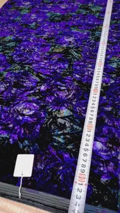 紫色と黒色の花柄布地 ②