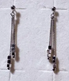 ELLE PARIS K18WG チェーンピアス キューブモチーフ 揺れるピアス 