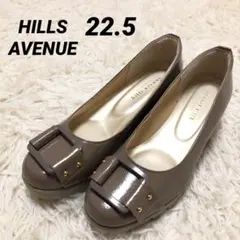 ヒルズアベニュー【22.5】バックル付ウェッジソールエナメルパンプス