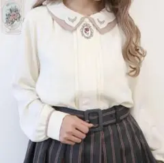 F.i.n.t　レリーフローズ刺繍ダブルカラーブラウスのサムネイル