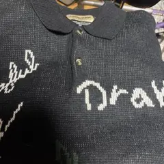 黒のニットポロシャツ 文字デザイン入り