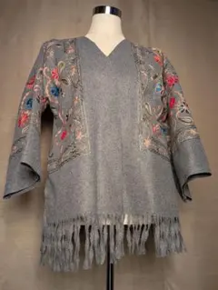 刺繍入りグレーのカジュアルジャケット