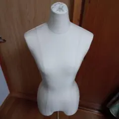 흰색 몸통 프리 사이즈와 나무 받침대
