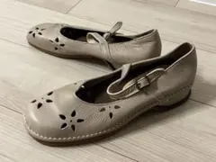 9新品FIZZ REEN 本革 花柄パンチング ストラップシューズ25.0日本製のサムネイル
