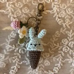ハンドメイド　うさぎのコーンアイス型チャーム 水色＆ブラウン
