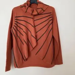 オレンジ ストライプ模様 ハイネックニット