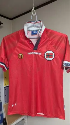 美品 稀少 レア UMBRO正規品 ノルウェー代表ユニフォーム 襟付き 刺繍大人 美品 稀少 レア UMBRO正規品 ノルウェー代表ユニフォーム 襟付き 刺繍