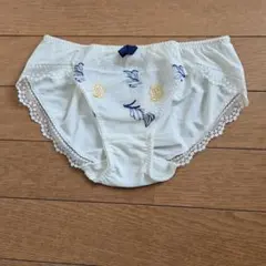 新品タグ付き　ワコールアンフィ花柄刺繍 レースショーツ ホワイト　サイズMのサムネイル