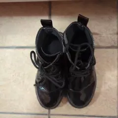 黒 光沢仕上げ カジュアルブーツ　子供用 冬向け