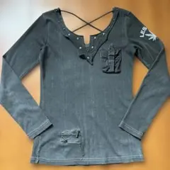 黒いVネック長袖Tシャツ
