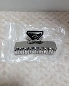 PRADAのロゴ入り ヘアクリップ
