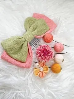 緑とピンクのリボンと花飾りセット