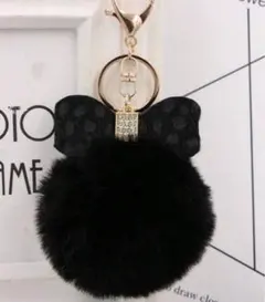 ☆新品☆ キーホルダー　ブラック　黒　フェイクファー　チャーム　キーリング