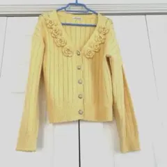 花モチーフ付きイエローニットカーディガン