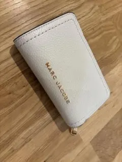 WRX様専用です MARC JACOBS 二つ折り財布 ベージュ - メルカリ