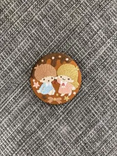 刺繍缶バッチ　キキララ　リトルツインスターズ