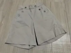 ベージュのショートパンツ