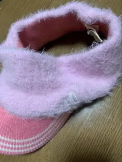 adidas ピンク ファー付きバイザー
