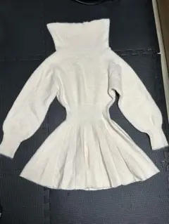 アイボリー ハイネック ニットワンピース