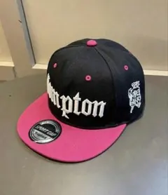 Compton ロゴ スナップバック キャップ ブラック×ピンク
