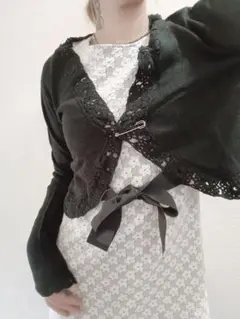 新品タグ付き レーストリム付き黒ニットカーディガン ボレロ 冠婚葬祭