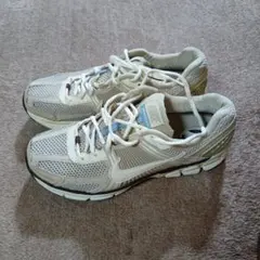 NIKE ZOOM VOMERO 5 FB8825-111 28cmのサムネイル