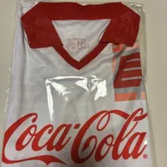 Coca-Cola Vネックシャツ ホワイト/レッド - メルカリ